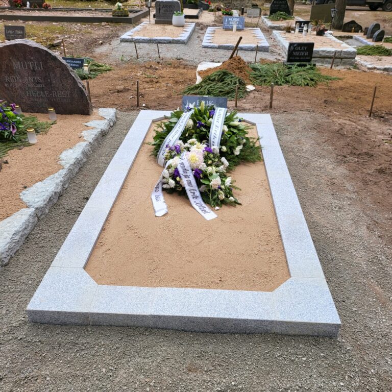 galerii_karestatud_pinnaga-graniidist_hauapiirded_5