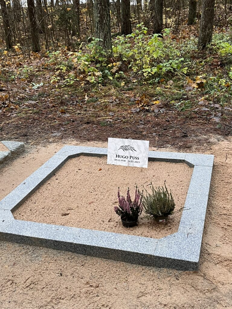 galerii_karestatud_pinnaga-graniidist_hauapiirded_9