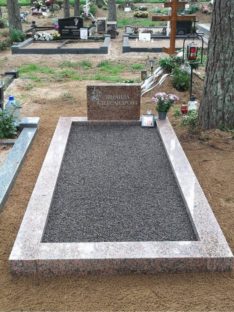 Pärnamäe kalmistu OÜ meistrite valmistatud poleeritud kirju graniidist hauapiire koos uue killustikuga.