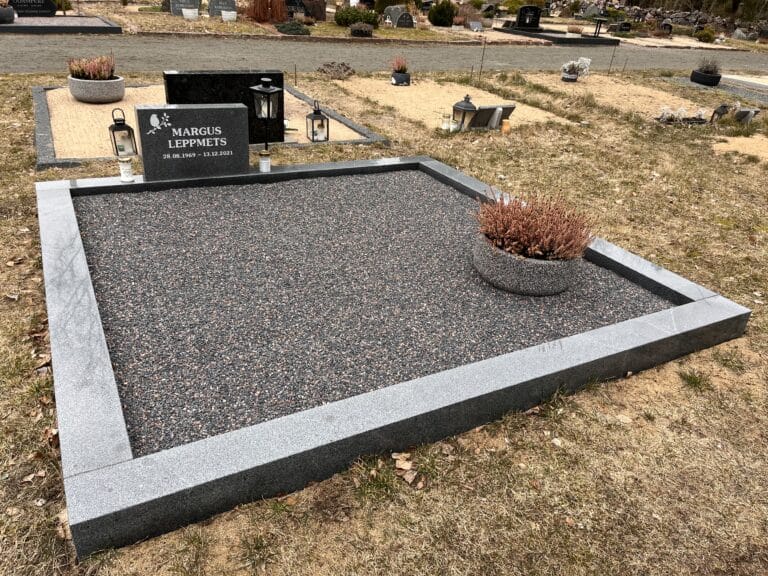 Pärnamäe kalmistu OÜ meistrite valmistatud poleeritud graniidist hauapiire koos uue killustikuga.