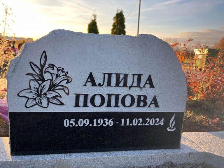 Pärnamäe kalmistu OÜ poolt valmistatud hauakivi ilusa lillega.