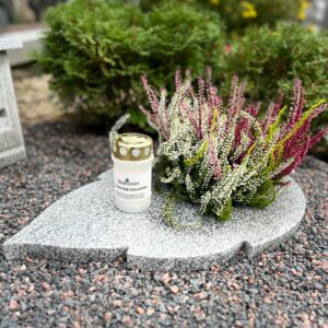 Hallist graniidist lehekujuline lille- ja küünlaalus koos lilledega